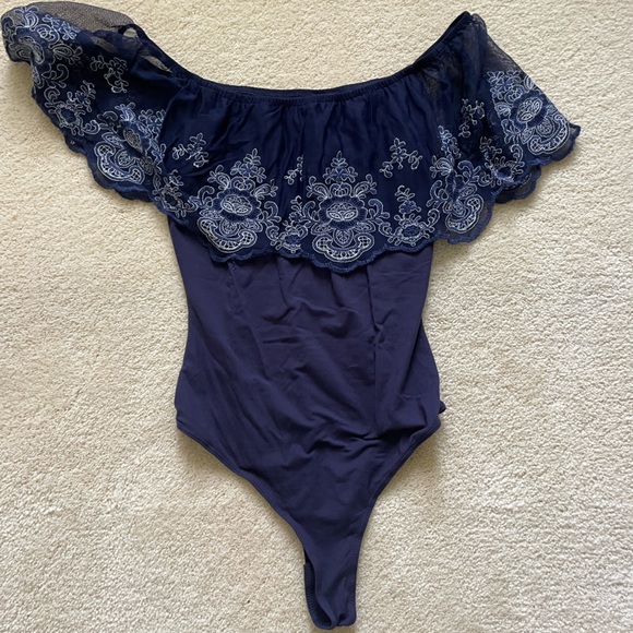 Off the shoulder lace detail bodysuit - Picture 2 of 7
